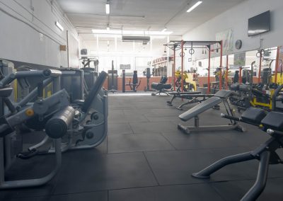 zona fitness y maquinaria deportiva gimnasio santa coloma